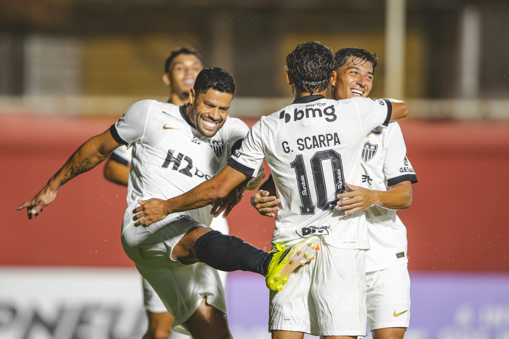Jogadores do Atlético comemoram gol de Gustavo Scarpa sobre o Itabirito (foto: Pedro Souza/Atlético)
