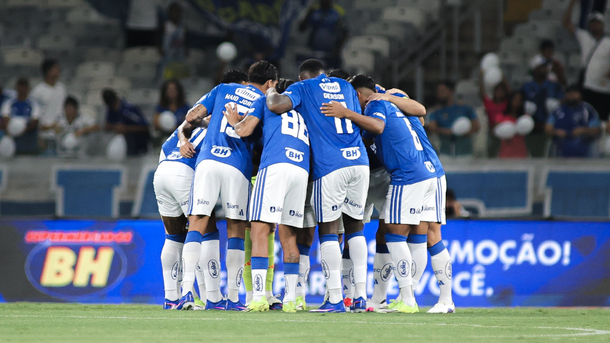 Time do Cruzeiro reunido em campo (foto: Gustavo Martins/ Cruzeiro)