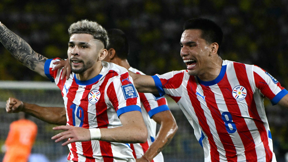 Julio Enciso (à esquerda) comemora gol pela Seleção Paraguaia (foto: LUIS ACOSTA/AFP)