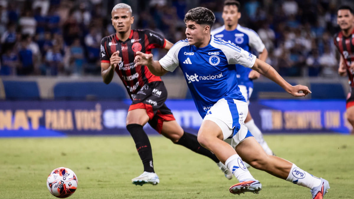 Baptistella, meio-campista do Cruzeiro, em duelo com o Pouso Alegre, pelo Mineiro (foto: Gustavo Aleixo/Cruzeiro)