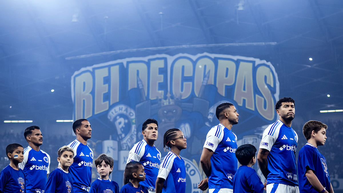 Kaiki, Christian, Romero, Wanderson e William, jogadores do Cruzeiro, alinhados para execução do hino nacional (foto: Gustavo Aleixo/Cruzeiro)