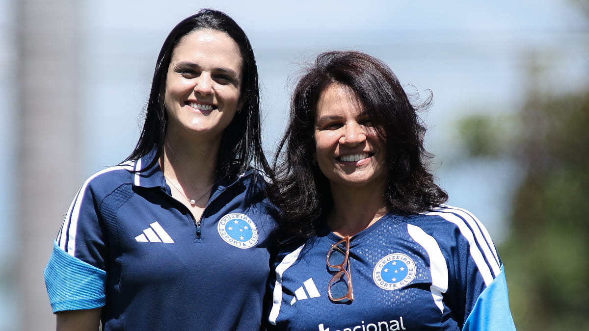Hellen Braga, supervisora de futebol feminino do Cruzeiro, ao lado de Isabela Constantino, psicóloga (foto: Gustavo Martins/Cruzeiro)