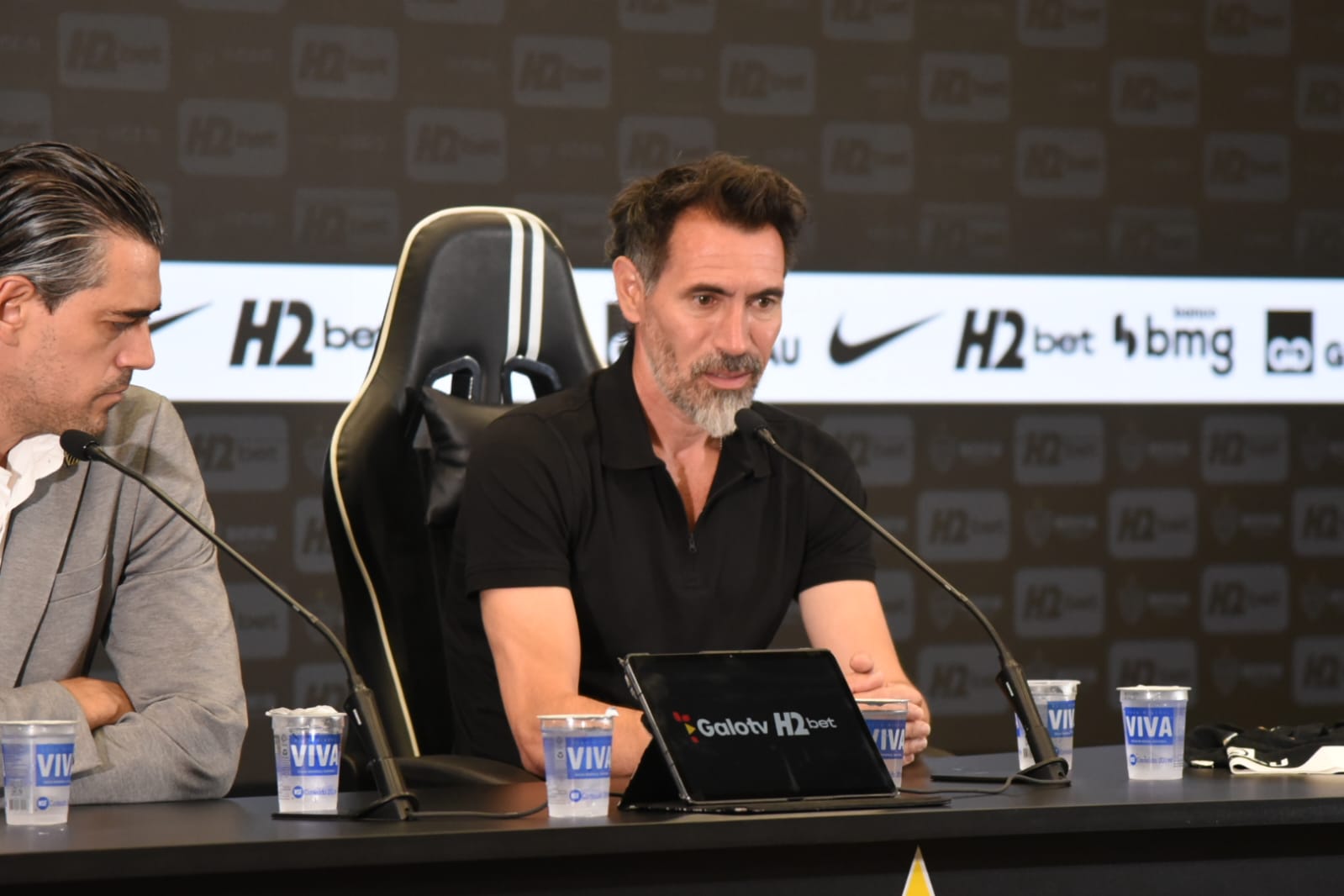 Paulo Bracks (CSO do Atlético) e Eduardo Domínguez (treinador do Atlético) em entrevista coletiva (foto: Gladyston Rodrigues/EM/D.A Press)