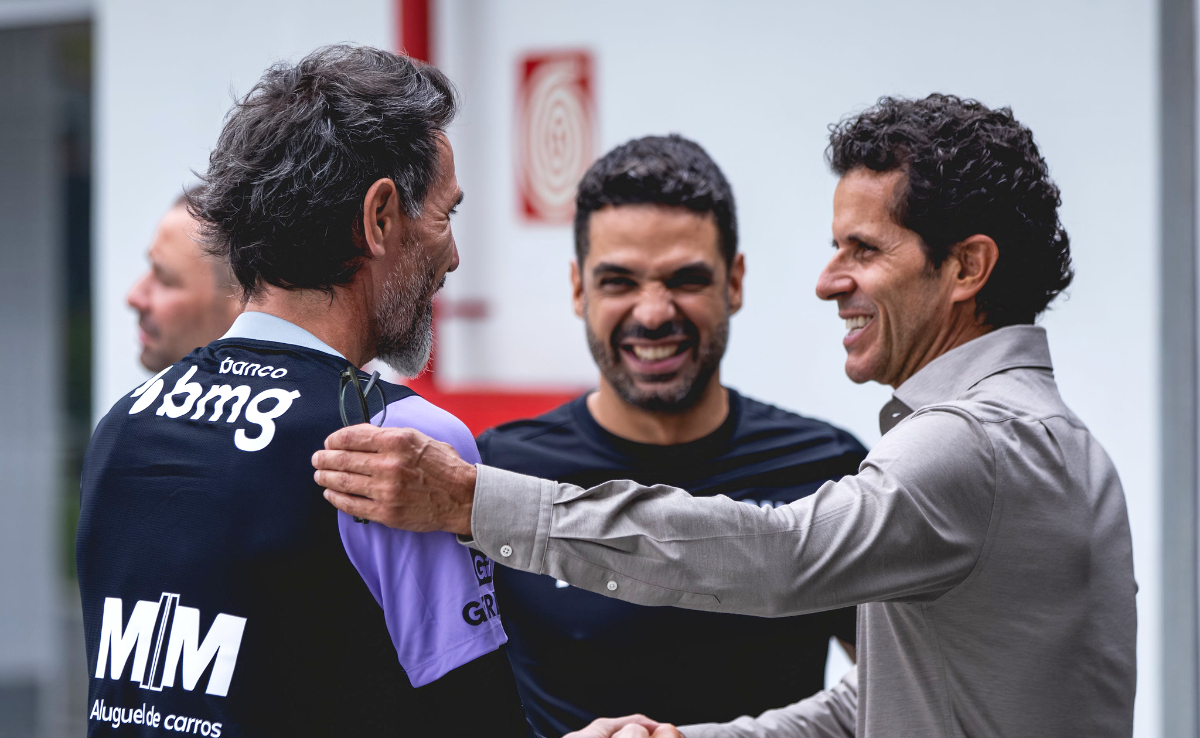 Eduardo Domínguez cumprimenta Rodrigo Lasmar, médico do Atlético, na Cidade do Galo (foto: Pedro Souza/Atlético)