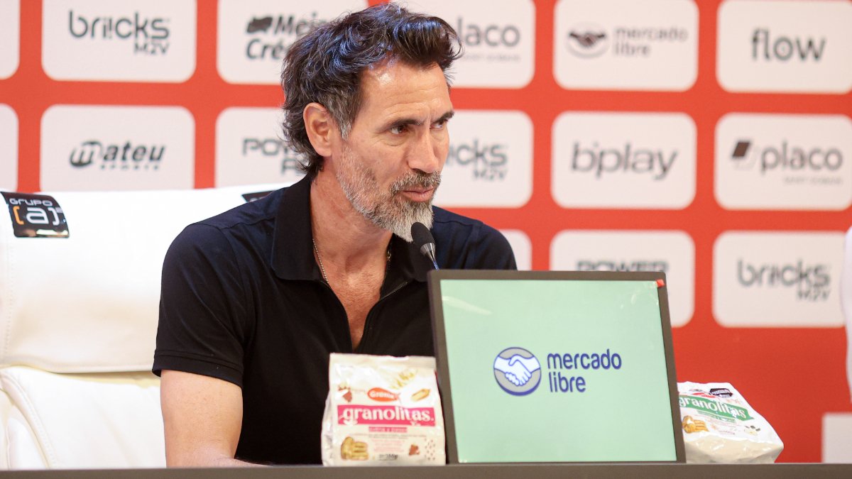 Eduardo Domínguez durante última coletiva como técnico do Estudiantes (foto: Divulgação/Estudiantes)