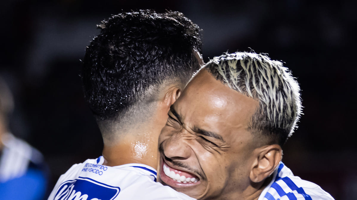 Bruno Rodrigues, atacante do Cruzeiro, ganhou carinho do meio-campista Matheus Pereira após a vitória por 2 a 1 sobre o Pouso Alegre, pela ida da semifinal do Mineiro (foto: Gustavo Aleixo/Cruzeiro)
