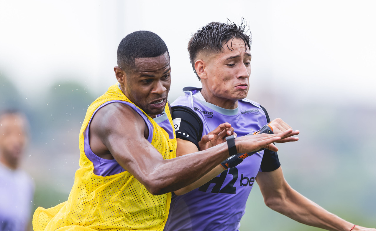 Júnior Santos (à esquerda na imagem) disputa por espaço com Ivan Román durante treino do Atlético na Cidade do Galo (3/2/2026) (foto: Pedro Souza/Atlético)