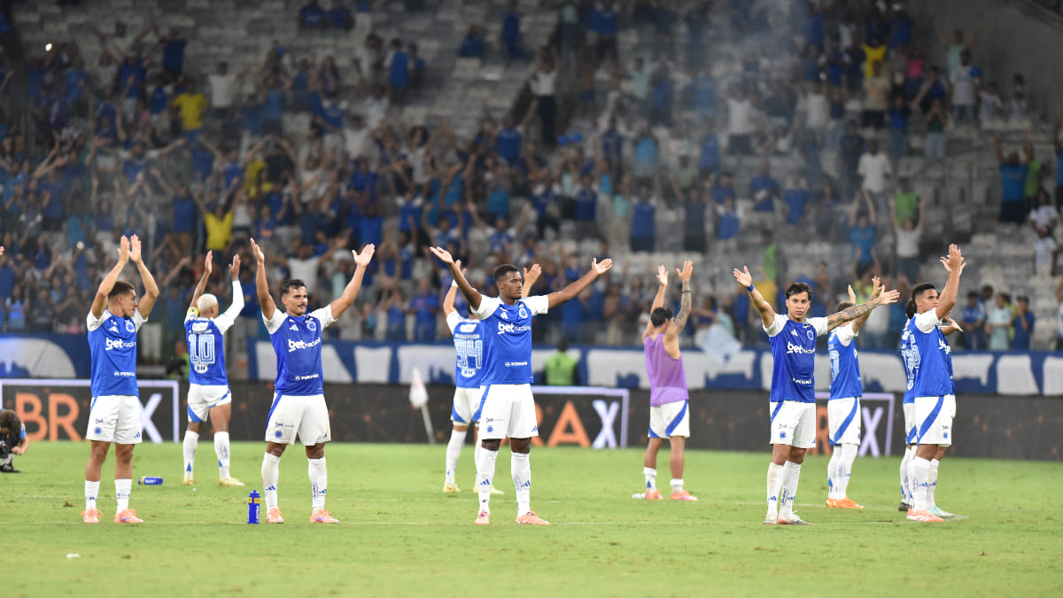 Jogadores do Cruzeiro saudando a torcida no Mineirão, em Belo Horizonte (foto: Ramon Lisboa/EM/D.A Press)