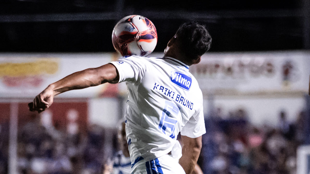 Kaiki, lateral-esquerdo do Cruzeiro, em duelo com a URT, pela oitava rodada do Mineiro 2026 (foto: Gustavo Aleixo/Cruzeiro)