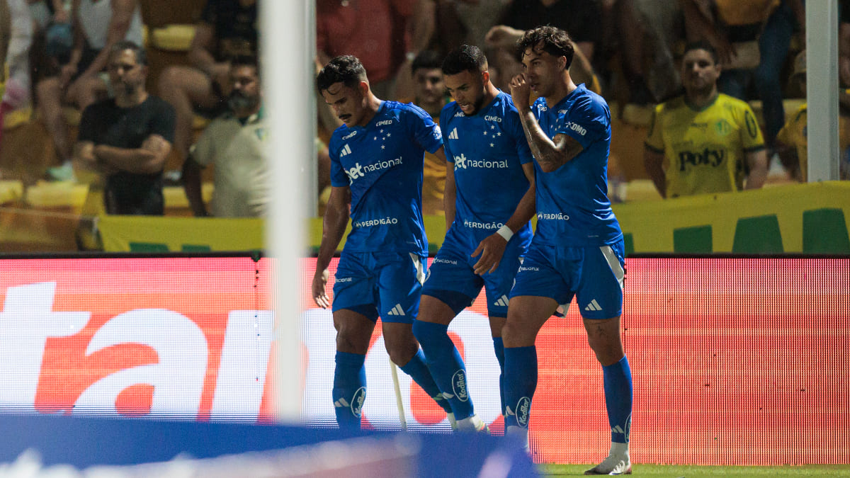 Kaiki, Wanderson e Kaio Jorge, jogadores do Cruzeiro, celebrando gol diante do Mirassol (foto: Raphael Marques/Cruzeiro)