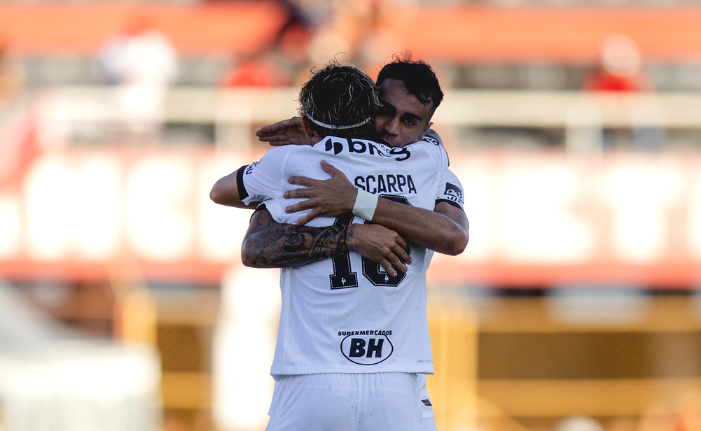 Reinier e Scarpa se abraçam em comemoração de gol do Atlético diante do Pouso Alegre (foto: Pedro Souza/Atlético)