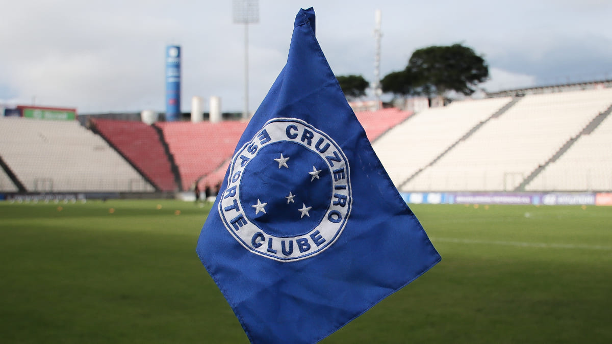 Bandeirinha do Cruzeiro na Arena do Jacaré, em Sete Lagoas (foto: Gustavo Martins/Cruzeiro)