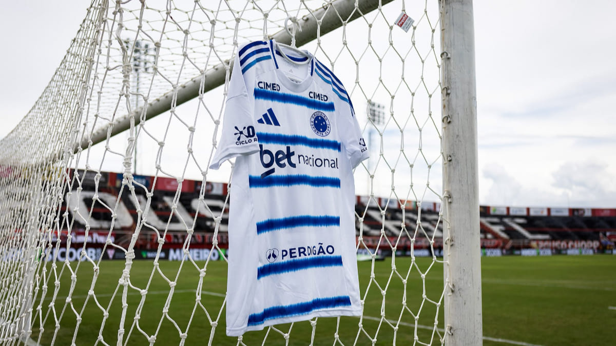 Camisa do Cruzeiro estendida em um dos gols do Manduzão, estádio do Pouso Alegre (foto: Gustavo Aleixo/Cruzeiro)