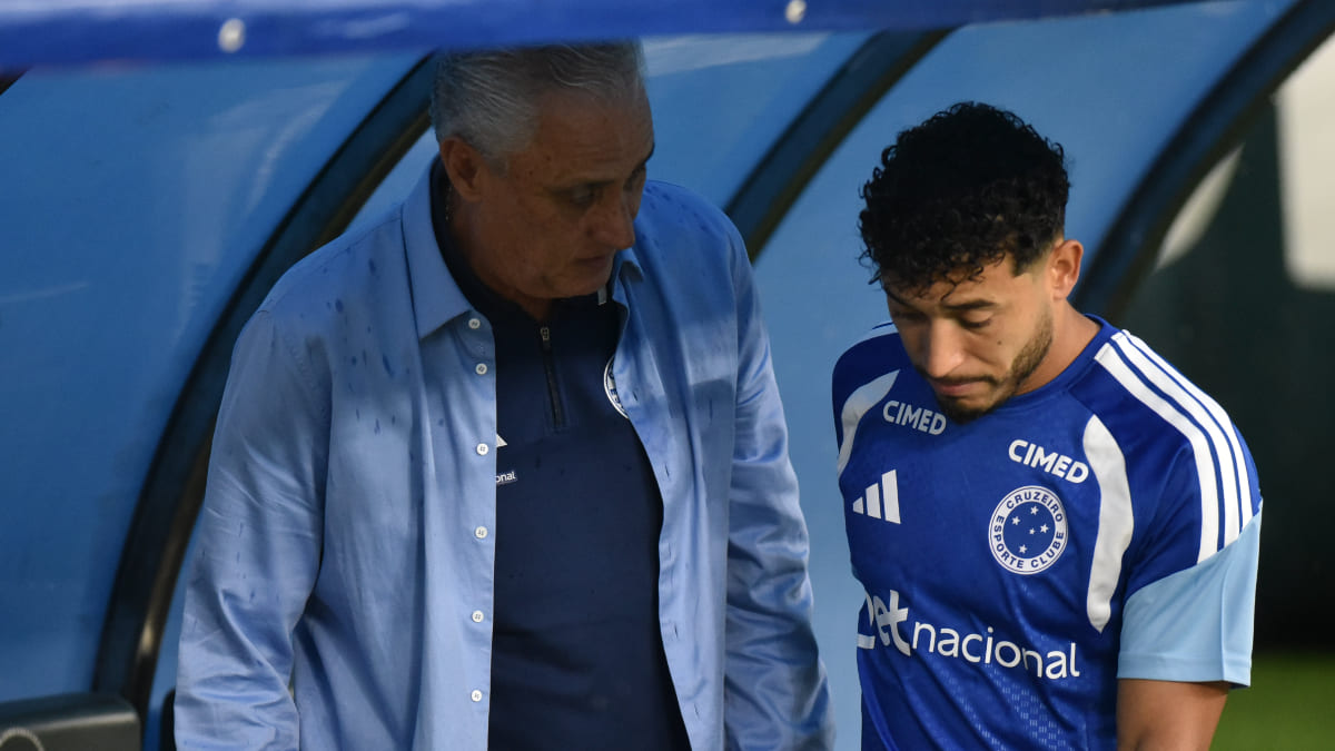 Tite, técnico do Cruzeiro, ao lado de William, lateral-direito (foto: Ramon Lisboa/EM/D.A. Press)