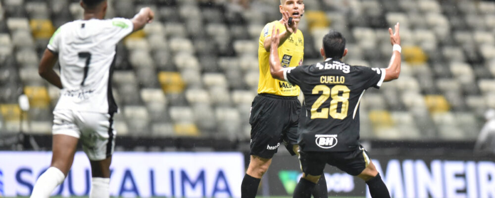 Especialista em arbitragem aponta erros contra o Atlético em jogos do Mineiro