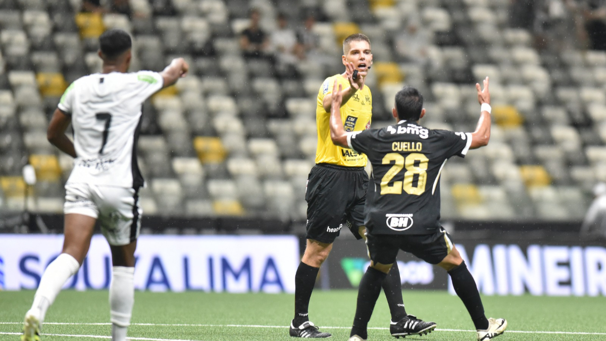 Atlético reclamou com árbitro de suposto pênalti não marcado (foto: Ramon Lisboa/EM/D.A. Press)