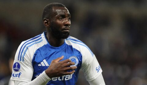 Ex-atacante do Cruzeiro, Bolasie pede ajuda a vítimas em Juiz de Fora e Ubá