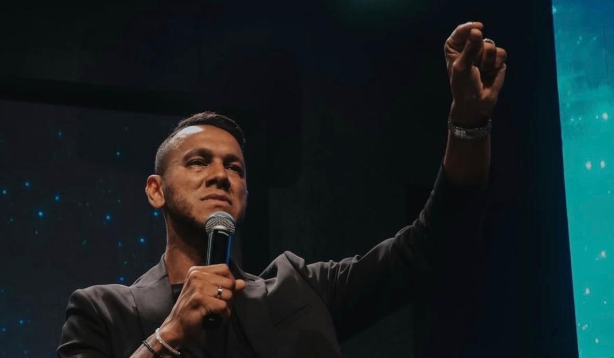 Ex-jogador Souza pregando (foto: Divulgação/Souza)