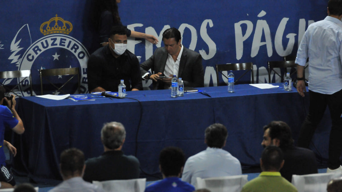 Ronaldo Fenômeno, ex-sócio majoritário da SAF do Cruzeiro, ao lado de Sérgio Santos Rodrigues, presidente entre 2020 e 2023 (foto: Marcos Vieira/EM/D. A Press)