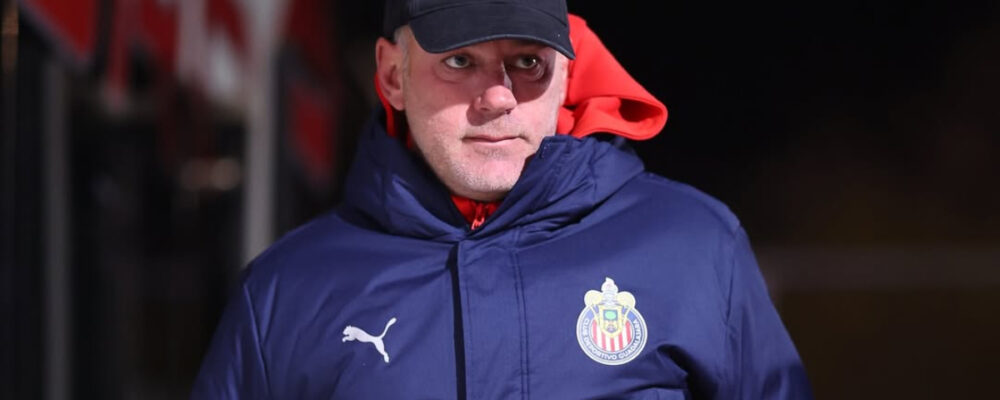 Ex-técnico do Atlético, Milito leva time a início de torneio fulminante