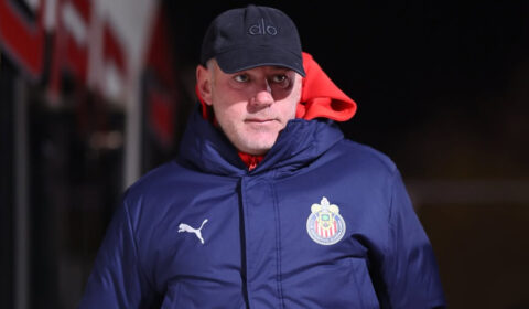 Ex-técnico do Atlético, Milito leva time a início de torneio fulminante