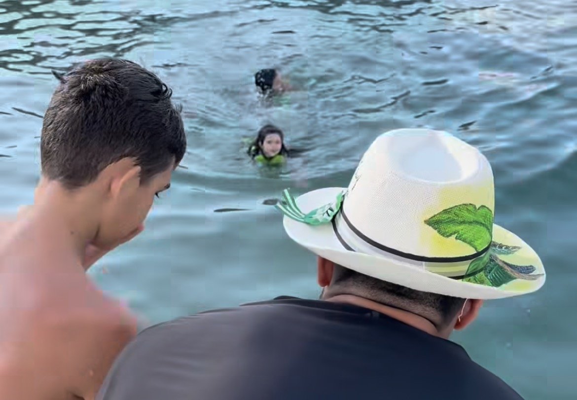 Hulk aguarda família atleticana que nadou por foto (foto: Reprodução/Instagram/Gledson Paraíba)