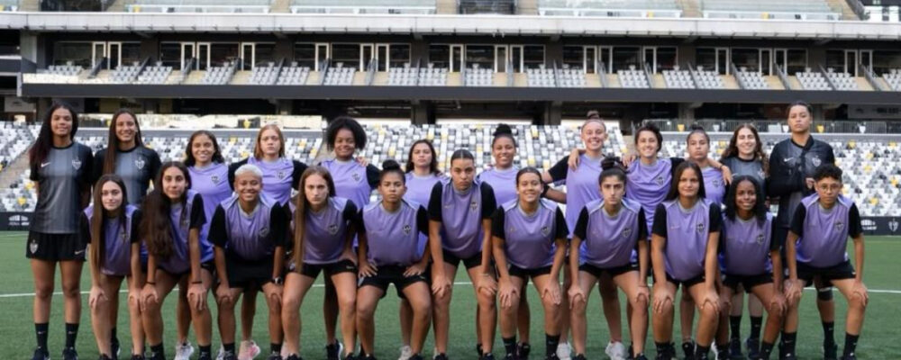 Feminino: sub-20 do Atlético visita Arena MRV e recebe uniforme
