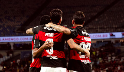 Flamengo goleia por 7 a 1, afasta crise e vai à semi do Carioca