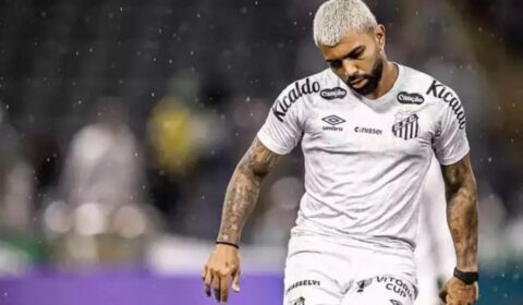 Gabigol estampa foto de namorada em parede de camarote de estádio