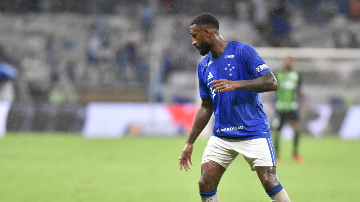 Gerson, meio-campista do Cruzeiro, em duelo no Mineirão, em Belo Horizonte (foto: Ramon Lisboa/EM/D.A. Press)