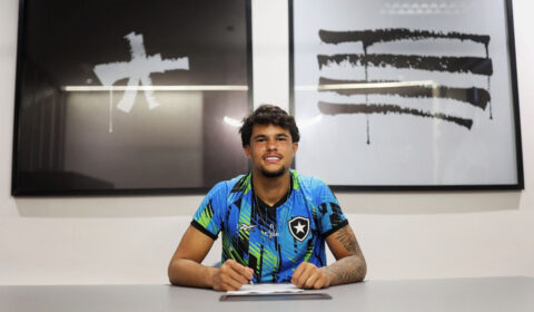Goleiro Bruninho Samudio realiza sonho no Botafogo, e torcedores reagem