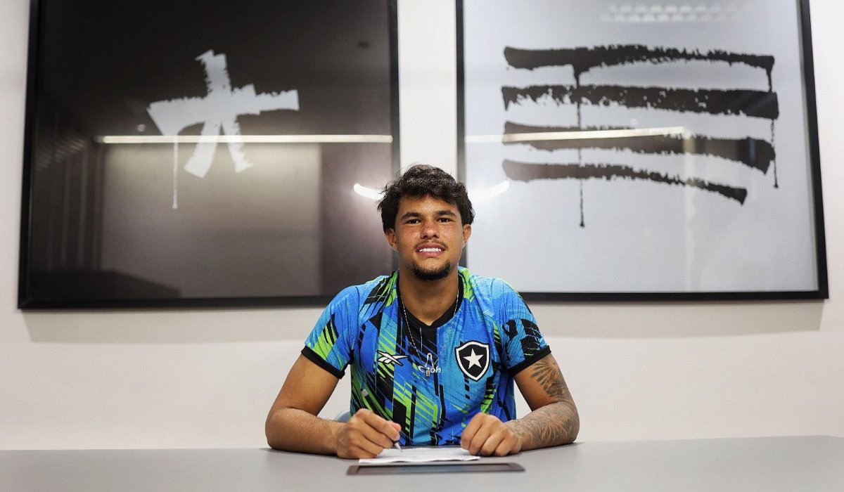 Bruno Samudio assinando contrato com o Botafogo (foto: Vítor Silva/Botafogo)