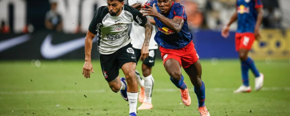 Goleiro pega pênalti, Corinthians bate Bragantino e vence a 1ª no Brasileiro