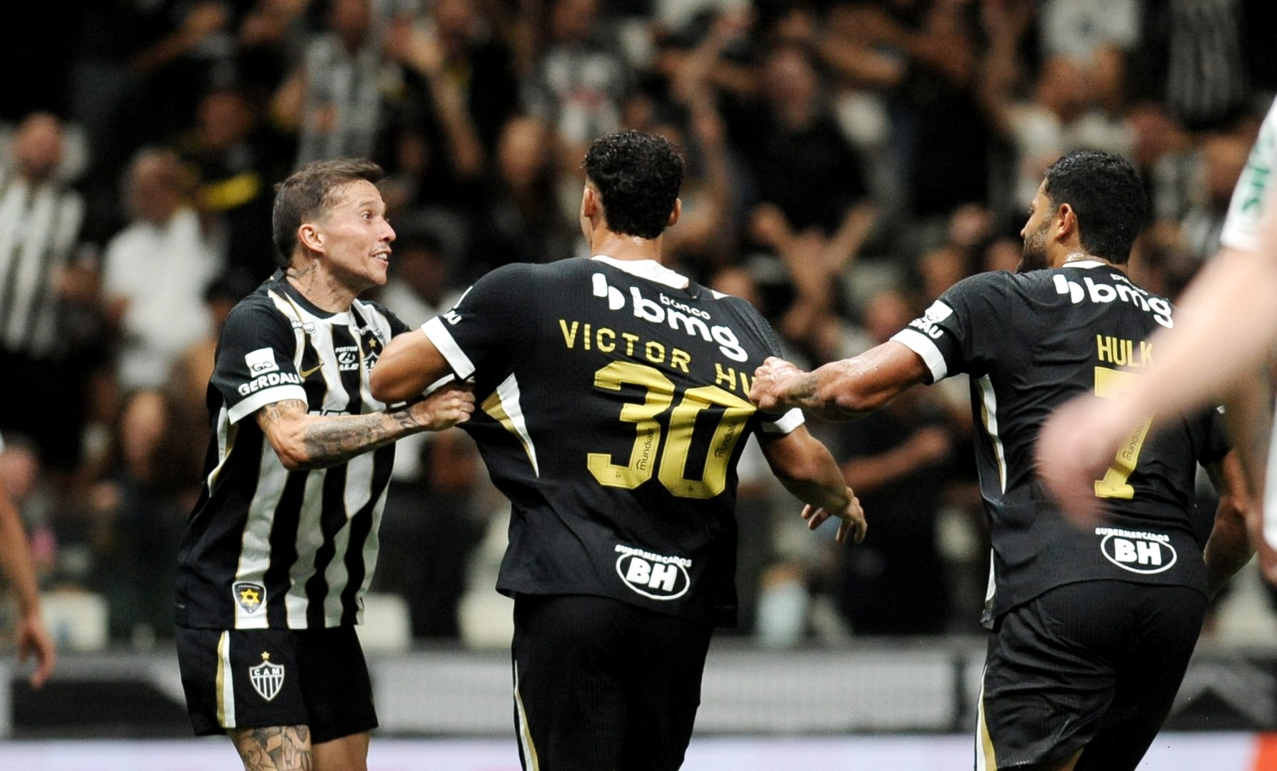 Victor Hugo comemora gol pelo Atlético diante do Palmeiras, na Arena MRV, pelo Campeonato Brasileiro (foto: Alexandre Guzanshe/EM/D.A. Press)