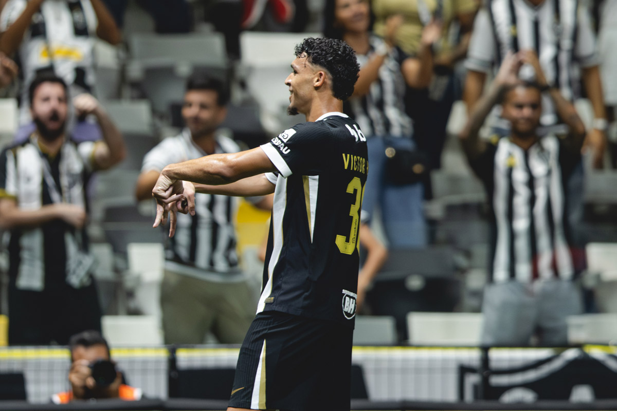 Victor Hugo comemora gol pelo Atlético no empate com o Palmeiras (foto: Pedro Souza / Atlético)