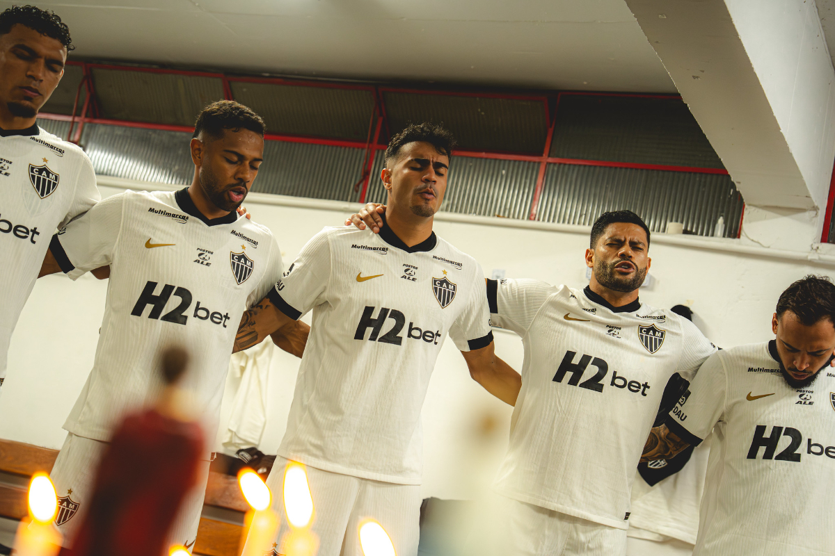 Hulk com companheiros de Atlético antes de goleada sobre o Itabirito pelo Campeonato Mineiro (foto: Pedro Souza/Atlético)