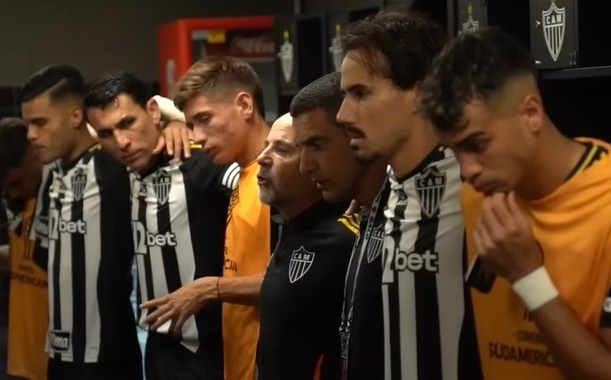 Jorge Sampaoli, técnico do Atlético, junto a jogadores em vestiário na Arena MRV (foto: Reprodução/YouTube/GaloTV)