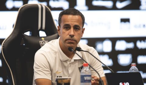 Interino do Atlético explica por que não acionou Minda e Cassierra em clássico