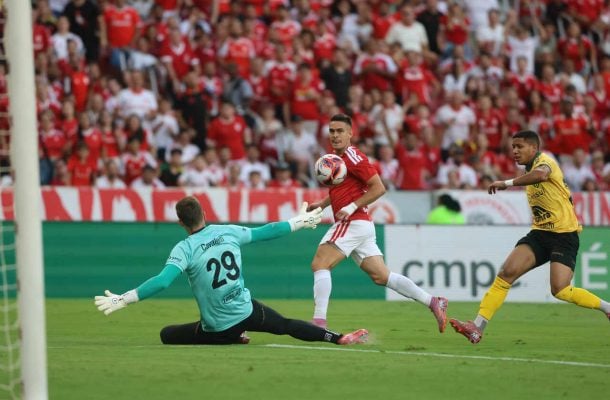 Internacional goleia o Ypiranga e assegura vaga na final do Gauchão