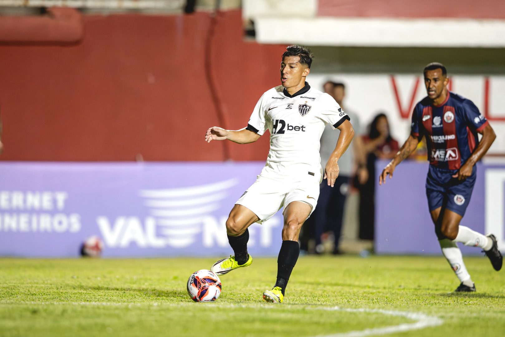 O momento do passe de Alan Franco para gol de Gustavo Scarpa em Itabirito 2 x 7 Atlético (foto: Pedro Souza/Atlético)