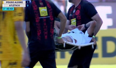 Jogador do Atlético deixa campo de maca, soca estrutura e vira preocupação
