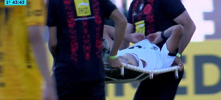 Jogador do Atlético deixa campo de maca, soca estrutura e vira preocupação