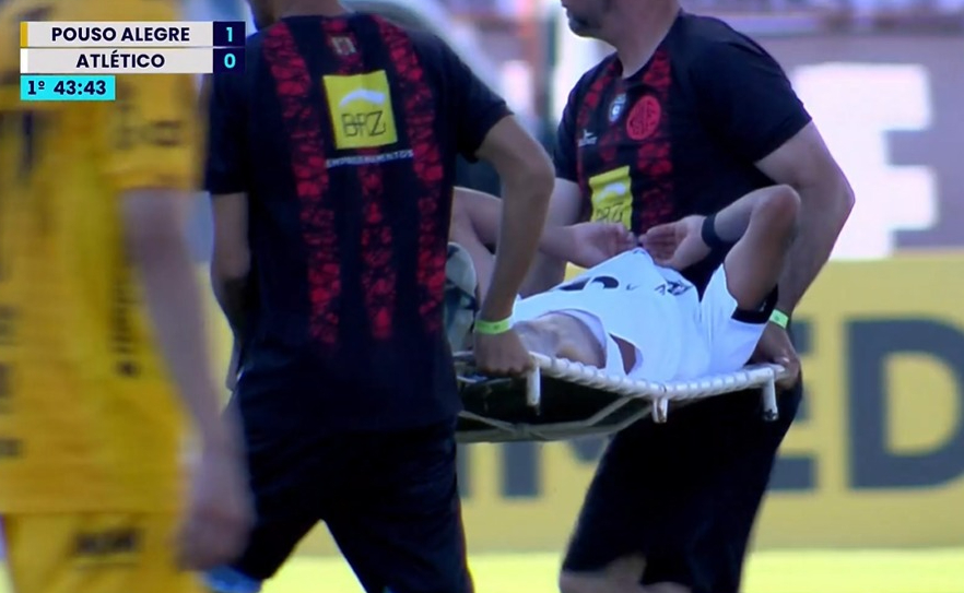 Alexsander, meio-campista do Atlético, deixa jogo contra o Pouso Alegre após entrada dura de adversário (foto: Reprodução/Premiere)