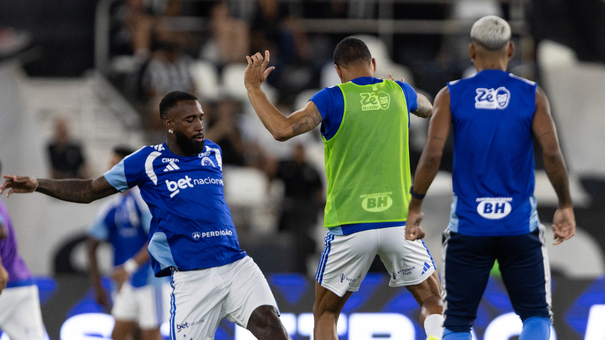 Gerson (à esquerda) antes de jogo pelo Cruzeiro (foto: Thais Magalhães/Cruzeiro)