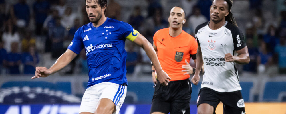 Jogador do Cruzeiro se incomoda com ‘golpe’ em empate: ‘Treinamos muito’