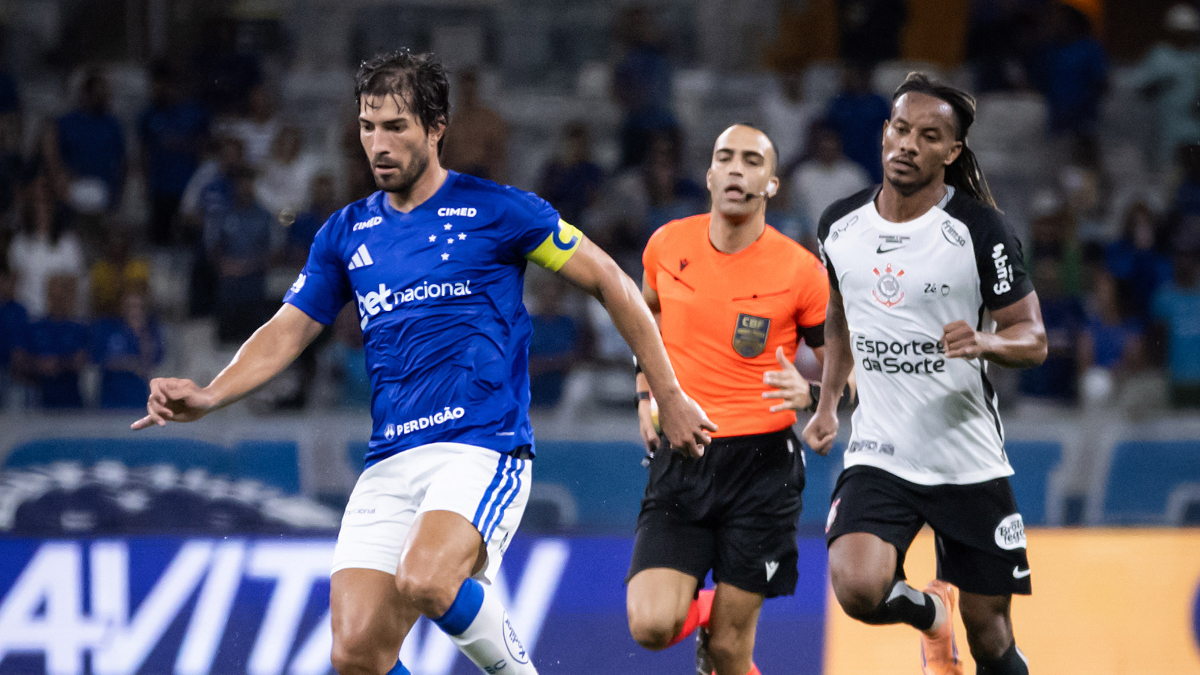 Lucas Silva é perseguido por Carrillo em Cruzeiro x Corinthians (foto: Gustavo Aleixo/Cruzeiro)