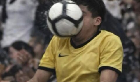 Jogador do Palmeiras chuta bola no rosto de torcedor do Corinthians