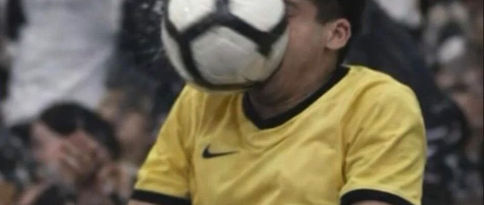 Jogador do Palmeiras chuta bola no rosto de torcedor do Corinthians