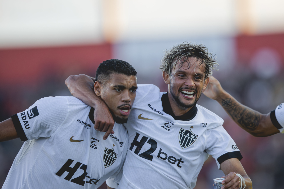 Ruan Tressoldi e Gustavo Scarpa comemoram gol do Atlético sobre o Pouso Alegre pelo Mineiro (foto: Pedro Souza/Atlético)