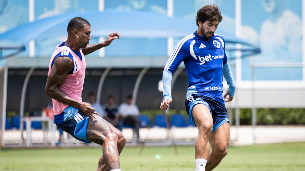 Walace e Lucas Silva, volante do Cruzeiro, em treinamento na Toca da Raposa 2, em Belo Horizonte (foto: Gustavo Aleixo/Cruzeiro)